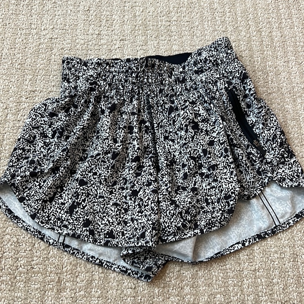 🛍️💕RARE LULULEMON 4 INCH SHORTS